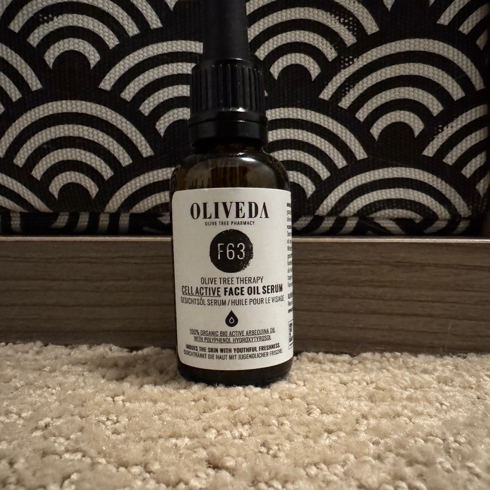 Veda F63 Olive Tree Therapy Face Oil Serum - Black and White